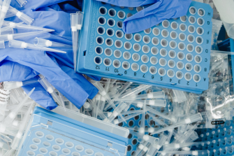 Chemical recycling of plastic waste from the health care sector